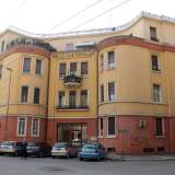 Sul lato destro si trova invece una delle poche strutture �colorate� della zona: il complesso delle palazzine popolari Francesco Crispi�, sorte tra il 1932 e il 1934, in epoca fascista